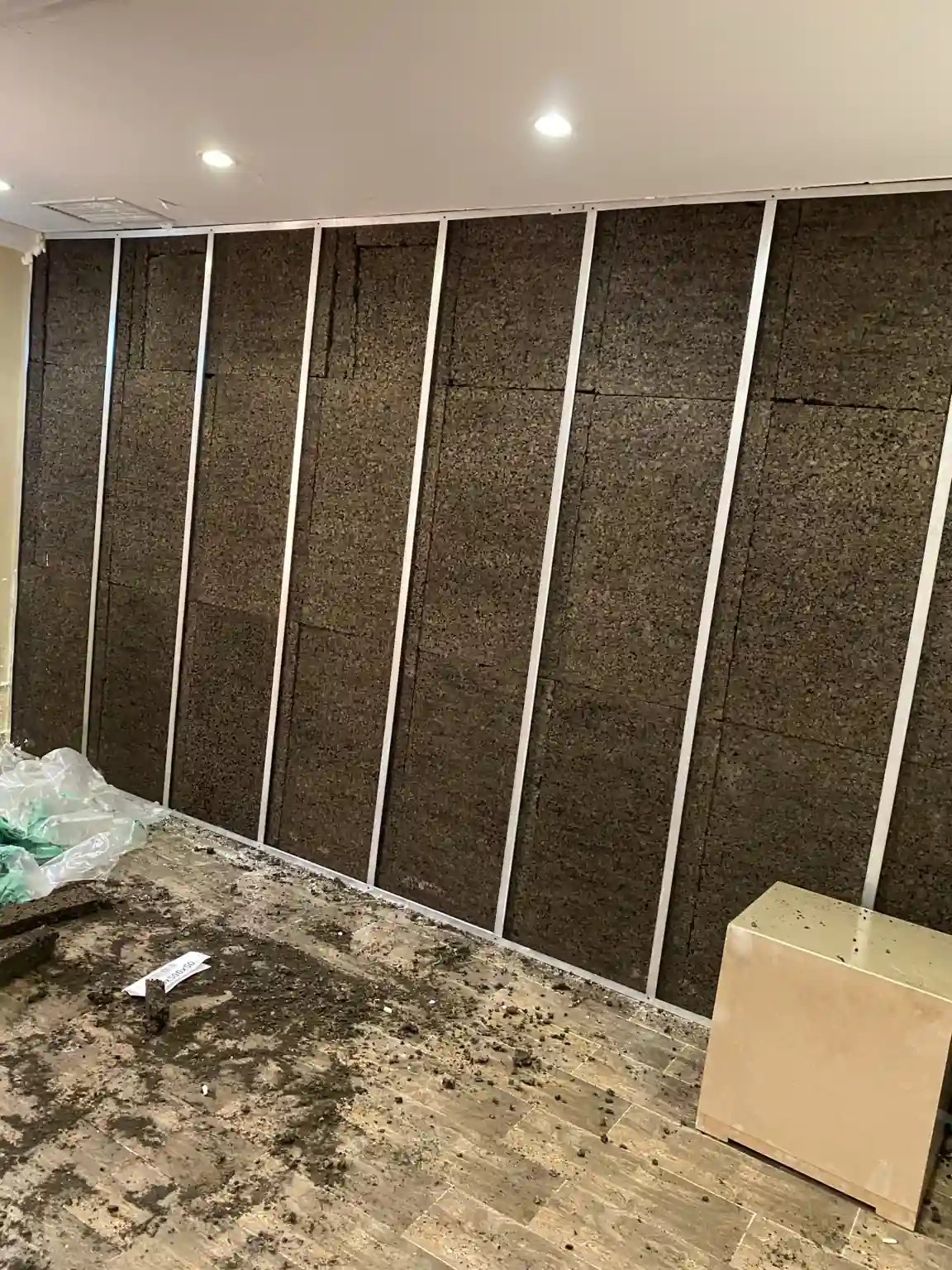 جدار قبل تركيب عازل الصوت في الكويت